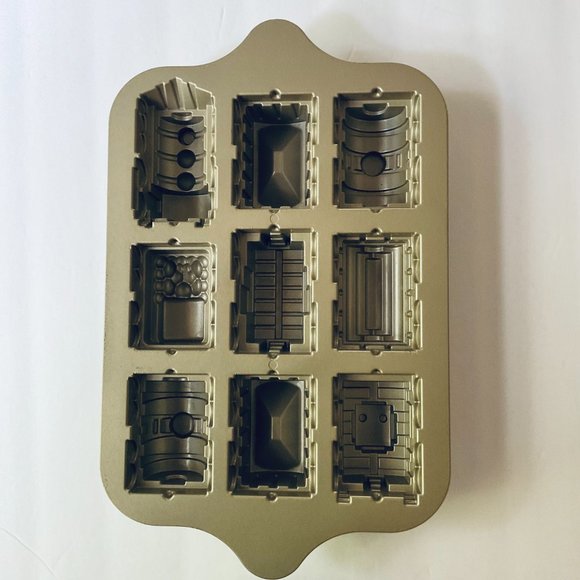 NORDIC WARE "Train" 9 Car Cake Pan EUC - Picture 3 of 9